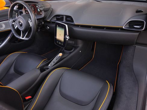 Used 2025 McLaren Artura Spider RWD image 10
