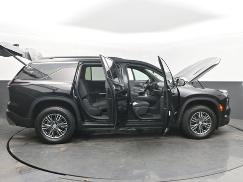 Used 2025 Chevrolet Traverse LT image 45