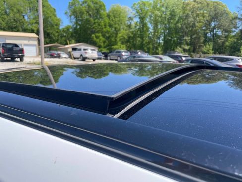 Used 2018 Jaguar F-PACE Premium image 31