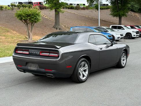 Used 2019 Dodge Challenger SXT w/ Driver Convenience Group RWD image 5
