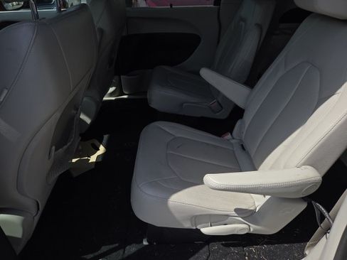 Used 2019 Chrysler Pacifica Touring-L FWD image 13