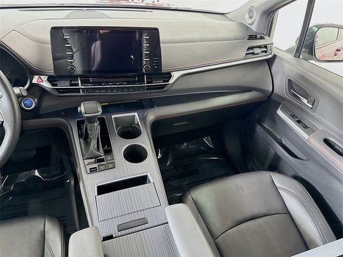 Certified 2022 Toyota Sienna XSE image 29