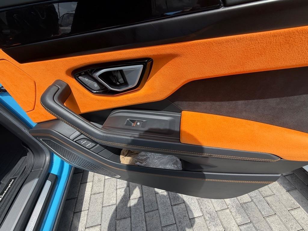 Used 2022 Lamborghini Urus AWD/4WD image 16