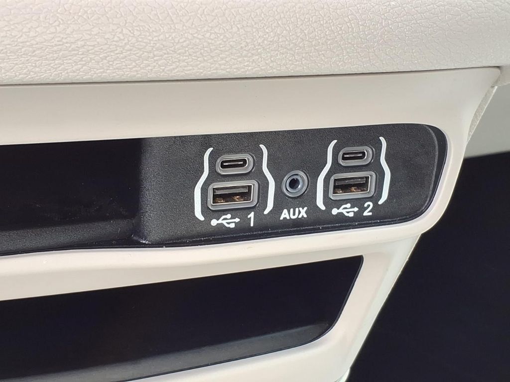 Used 2024 Chrysler Pacifica Touring-L FWD image 20