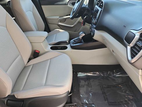 Used 2025 Kia Soul LX w/ LX Technology Package FWD image 18