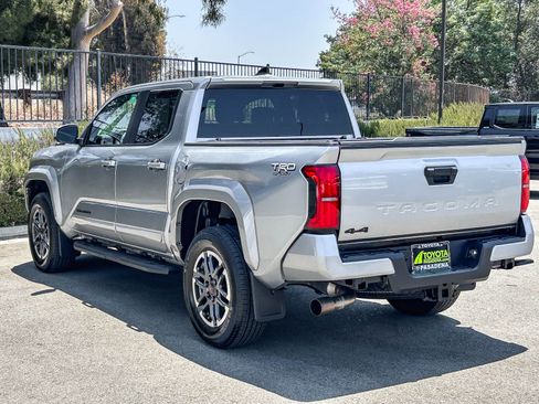 Used 2025 Toyota Tacoma TRD Sport AWD/4WD image 8