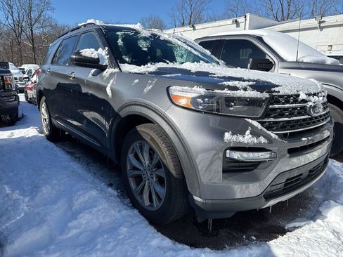 Certified 2022 Ford Explorer XLT w/ Equipment Group 202A image 3