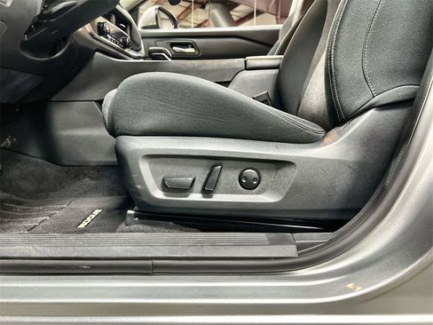 Used 2024 Nissan Rogue SV image 12