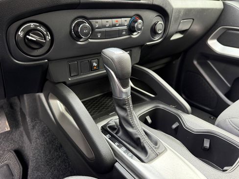 Used 2024 Nissan Frontier SV w/ Technology Package image 25