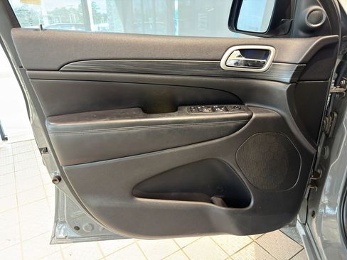 Used 2019 Jeep Grand Cherokee Altitude image 13