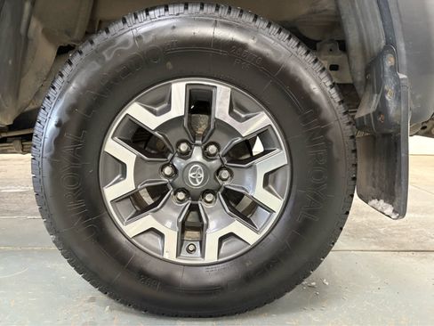 Used 2020 Toyota Tacoma TRD Off-Road image 11