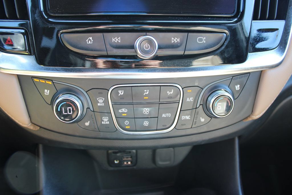 Used 2023 Chevrolet Traverse Premier FWD image 55