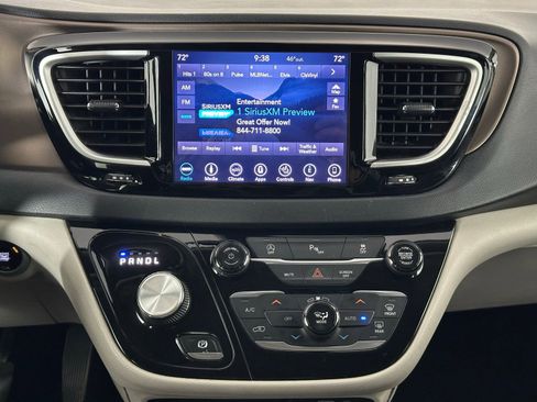 Used 2018 Chrysler Pacifica Touring-L w/ Premium Audio Group image 16