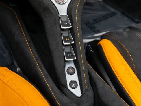 Used 2024 McLaren 750S Spider image 17