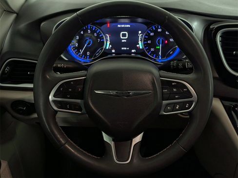 Used 2024 Chrysler Pacifica Touring-L image 13
