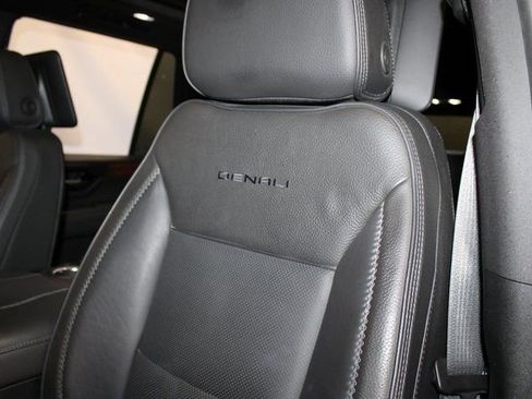 Used 2025 GMC Yukon Denali w/ Advanced Technology Package image 9