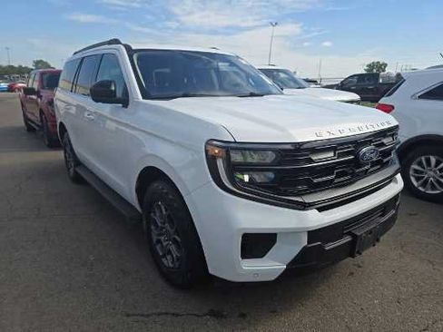 Used 2025 Ford Expedition Active RWD image 2