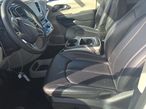 Used 2024 Chrysler Pacifica Touring-L image 7