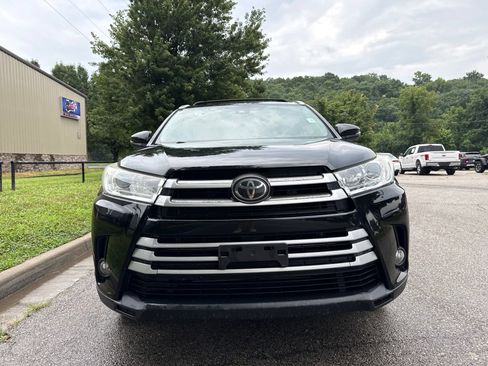Used 2019 Toyota Highlander XLE w/ Carpet Mat Package (TMS) AWD/4WD image 2