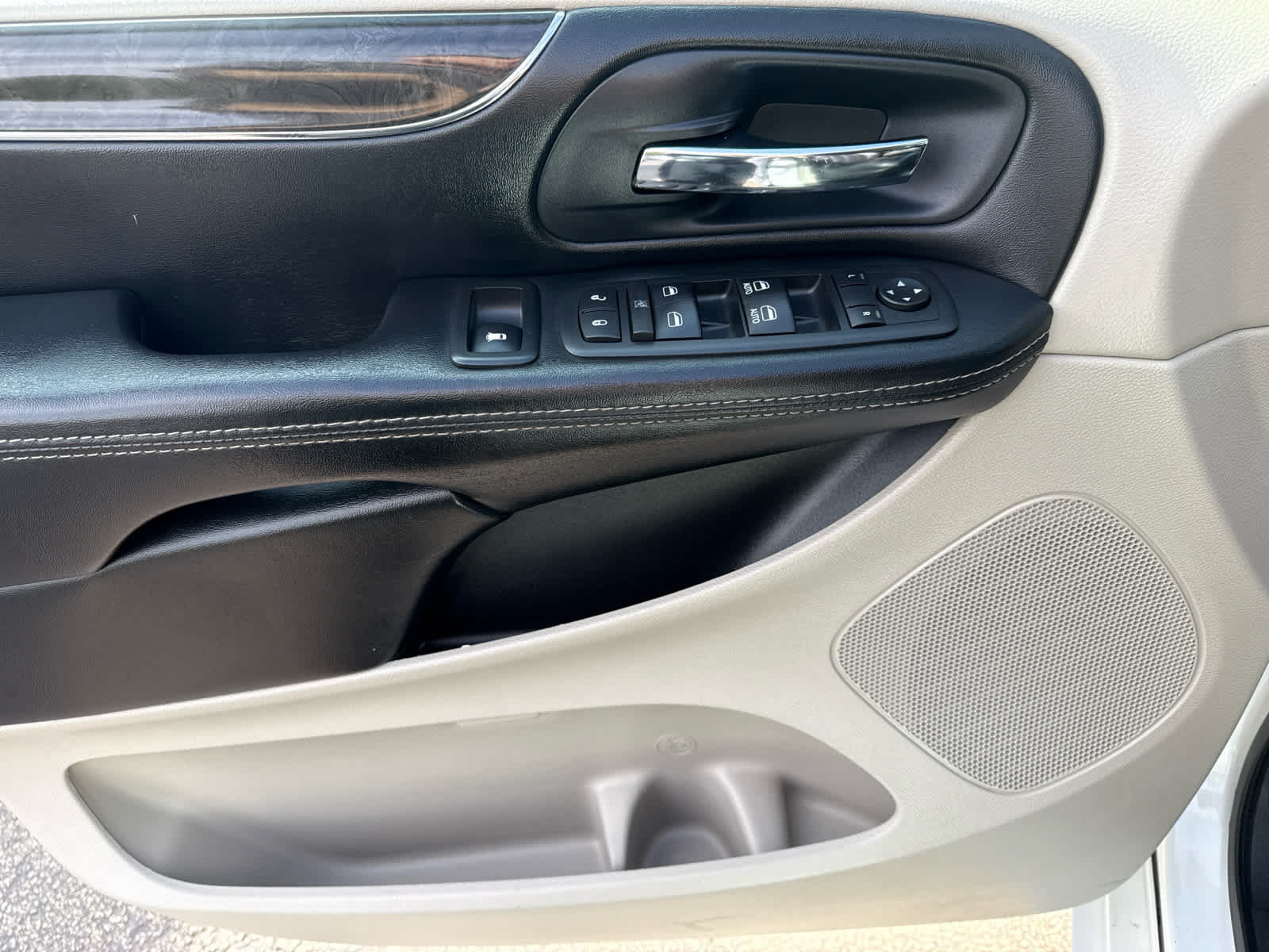Used 2016 Chrysler Town & Country Touring FWD image 10