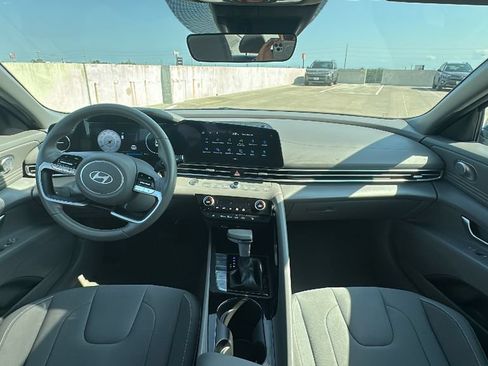 Used 2025 Hyundai Elantra SEL FWD image 22