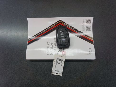 Used 2024 Toyota Highlander Limited FWD image 20