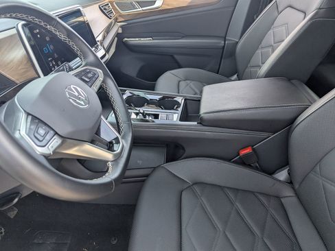 Used 2025 Volkswagen Atlas SE image 18