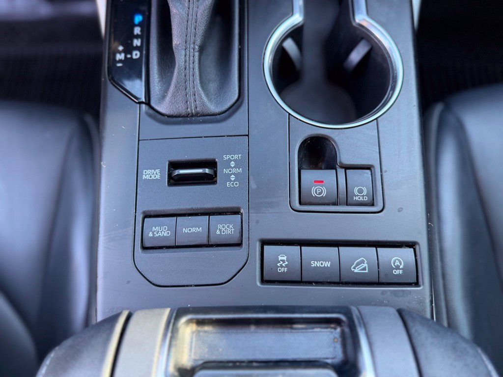 Used 2022 Toyota Highlander XLE AWD/4WD image 32