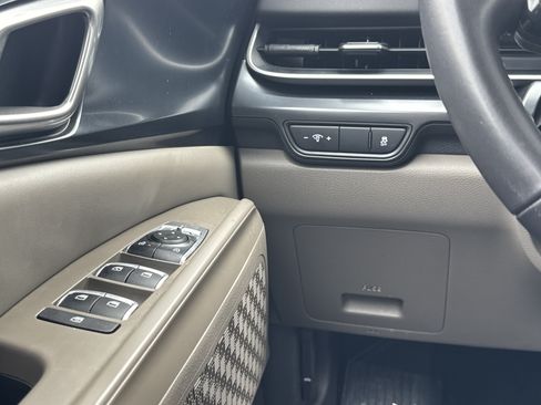 Used 2025 Kia Carnival FWD image 7