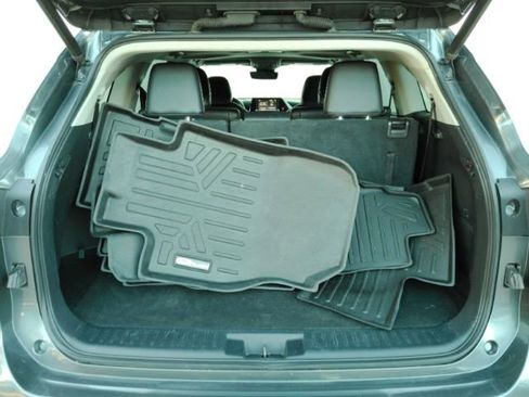 Used 2020 Toyota Highlander XLE image 30