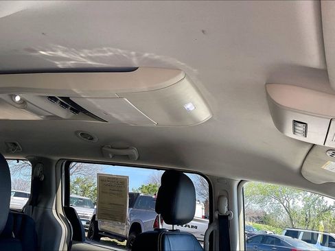 Used 2015 Chrysler Town & Country Touring-L w/ Driver Convenience Group image 19