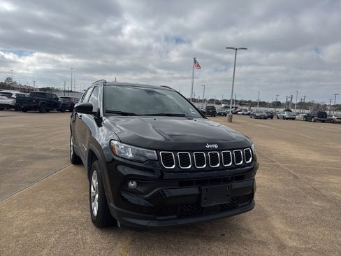 Used 2025 Jeep Compass Latitude image 2