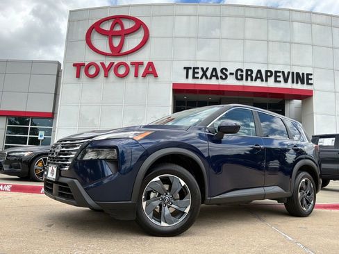 Used 2025 Nissan Rogue SV FWD image 2