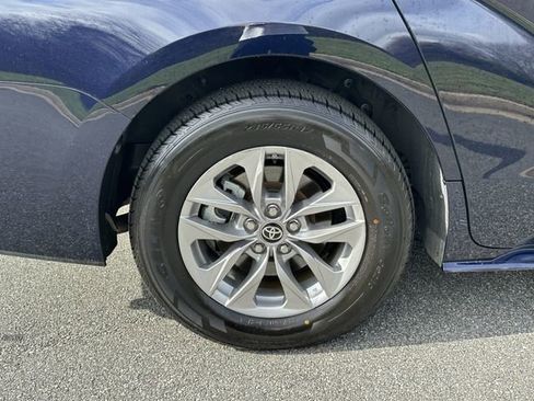 Used 2025 Toyota Sienna XLE image 17