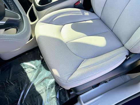 Certified 2024 Chrysler Pacifica Touring-L image 19