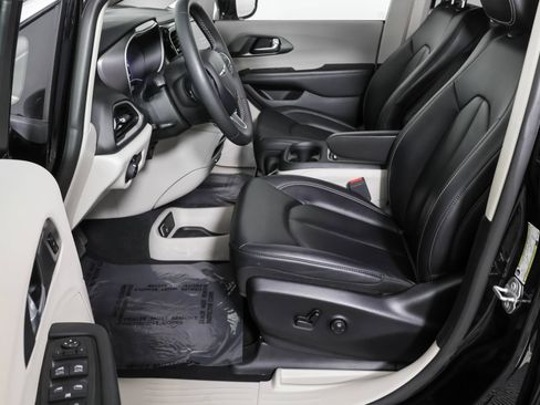 Used 2024 Chrysler Pacifica Touring-L FWD image 22