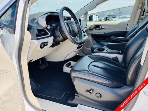 Used 2023 Chrysler Pacifica Touring-L FWD image 3
