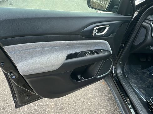 Used 2024 Jeep Compass Latitude image 14