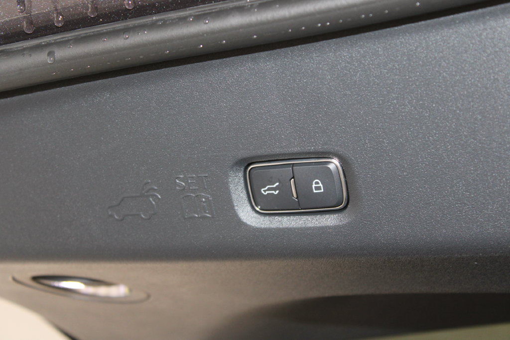 New 2026 Lincoln Navigator Premiere AWD/4WD image 17