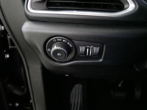 Used 2024 Chrysler Pacifica Premium image 26