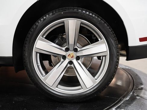 Used 2024 Porsche Macan image 16