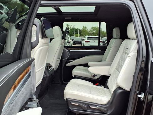 Used 2025 Cadillac Escalade ESV Sport Platinum w/ LPO, ONYX Package AWD/4WD image 12
