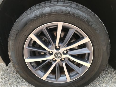 Used 2017 Toyota Highlander XLE AWD/4WD image 12