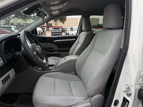 Used 2017 Toyota Highlander LE image 23