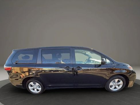 Used 2020 Toyota Sienna L image 4