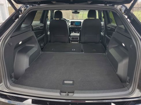 Used 2025 Volkswagen Atlas Cross Sport SE image 28