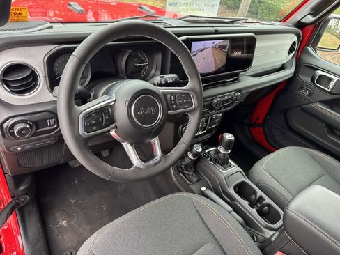 Used 2025 Jeep Wrangler Sahara image 21