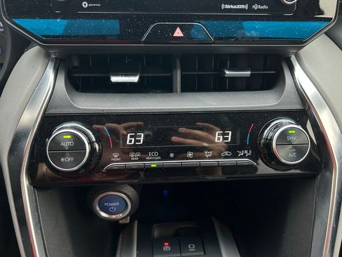 Used 2021 Toyota Venza LE image 25