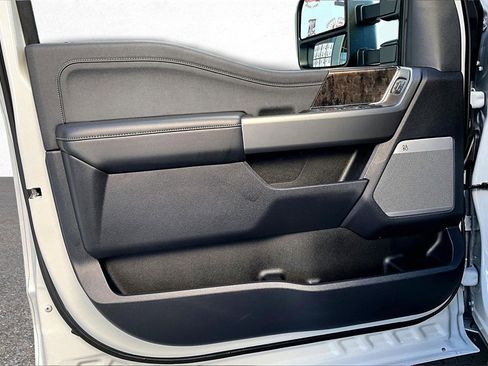 Used 2025 Ford F250 Lariat w/ Black Appearance Package image 21