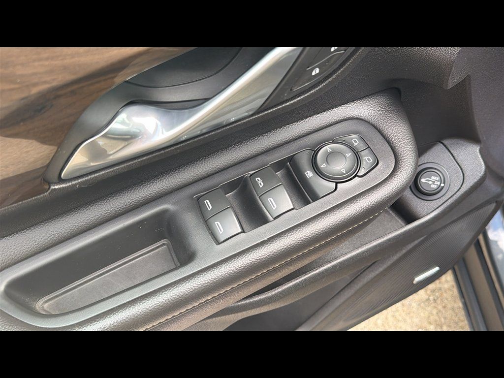 Used 2019 GMC Terrain Denali w/ GMC Pro Grade Package AWD/4WD image 8